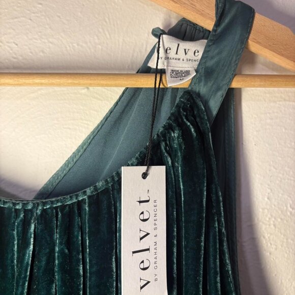 NWT Emerald green velvet backless dress with tie detail - Picture 4 of 8